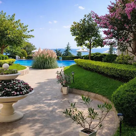 Royal Bay-i Seaview アパート