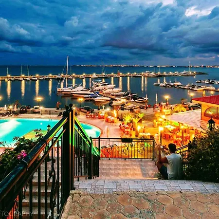 Royal Bay-i Seaview アパート